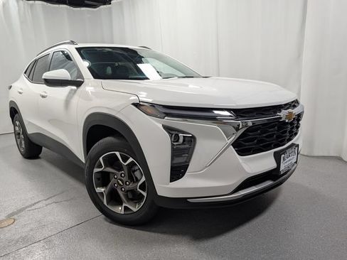 New 2026 Chevrolet Trax LT w/ Driver Confidence Package FWD image 2