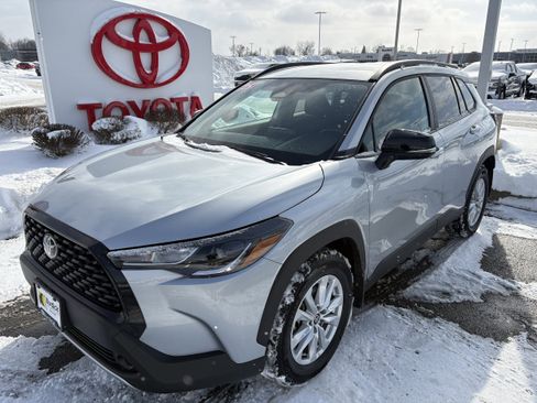 Certified 2025 Toyota Corolla Cross LE image 1