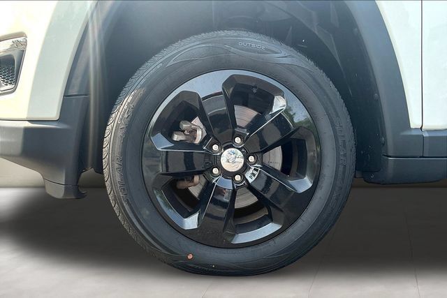 Used 2019 Jeep Compass Latitude w/ Cold Weather Group AWD/4WD image 33