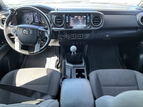 Used 2018 Toyota Tacoma TRD Off-Road AWD/4WD image 11