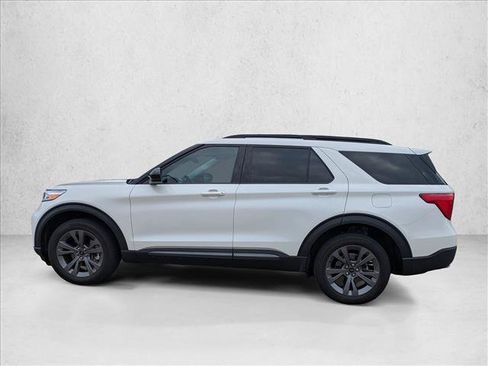 Used 2024 Ford Explorer XLT w/ Equipment Group 202A AWD/4WD image 8