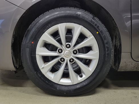 Used 2015 Toyota Camry LE image 6