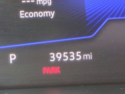 Used 2022 Volkswagen Tiguan SE w/ Panoramic Sunroof Package FWD image 39