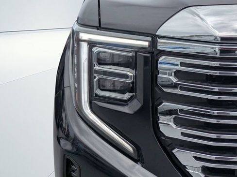 Used 2025 GMC Sierra 1500 SLT RWD image 9