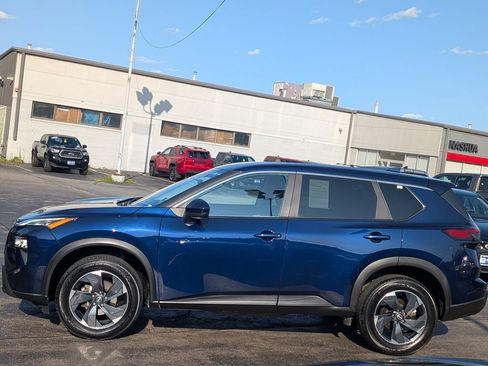 Used 2024 Nissan Rogue SV AWD/4WD image 3
