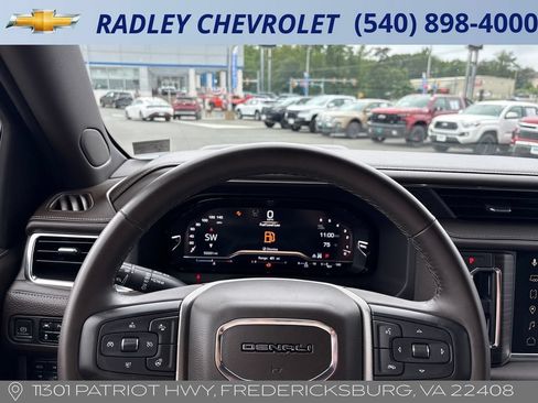 Used 2023 GMC Yukon Denali AWD/4WD image 6