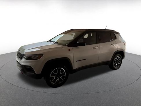 Used 2025 Jeep Compass Trailhawk AWD/4WD image 7