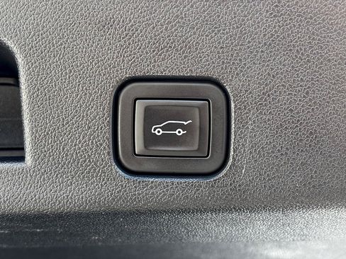 Used 2025 Chevrolet Traverse LT AWD/4WD image 8