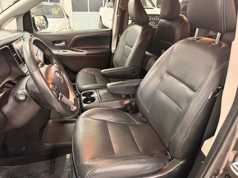 Used 2016 Toyota Sienna SE image 10