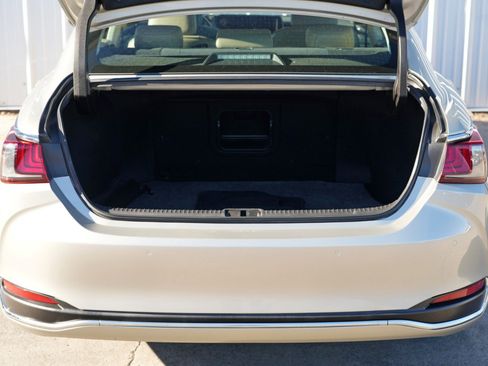 Used 2020 Lexus ES 300h w/ Premium Package image 9