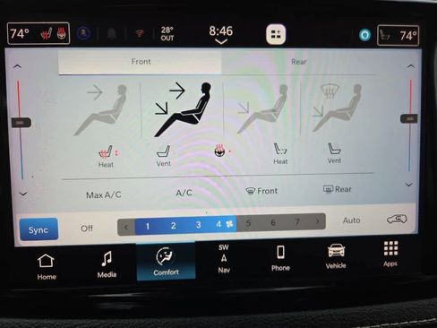 Used 2023 Chrysler Pacifica Limited w/ Uconnect Theater Family Group image 18