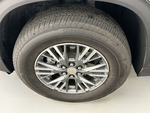 Used 2025 Chevrolet Traverse LT image 11