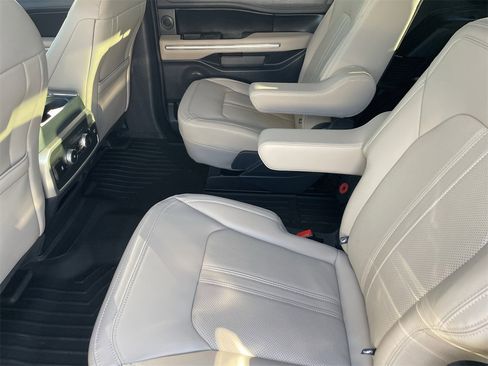 Used 2024 Ford Expedition Limited image 12
