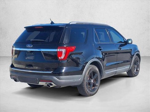 Used 2018 Ford Explorer XLT w/ Equipment Group 202A image 5