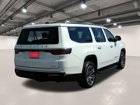 Used 2024 Jeep Wagoneer L Series II RWD image 16