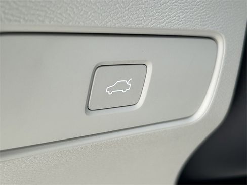 Used 2025 Volvo XC40 B5 Ultra w/ Protection Package image 24