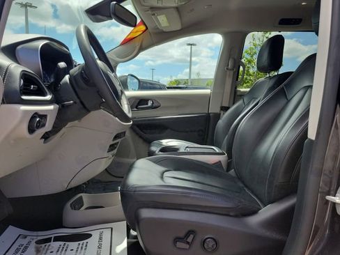 Used 2023 Chrysler Pacifica Touring-L w/ Uconnect Theater Family Group image 14