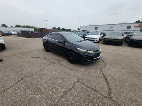 Used 2017 Chevrolet Cruze LT w/ Convenience Package FWD image 9