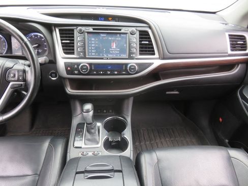 Used 2015 Toyota Highlander Limited w/ Driver Technology Package AWD/4WD image 16