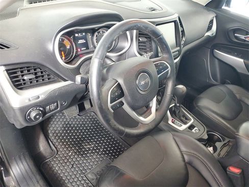 Used 2018 Jeep Cherokee Latitude Plus w/ Comfort/Convenience Group image 10