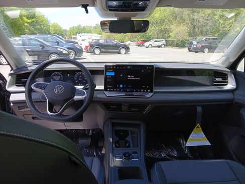 New 2026 Volkswagen Tiguan SE FWD image 12