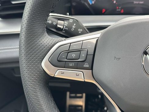 New 2026 Volkswagen Tiguan SE R-Line FWD image 18