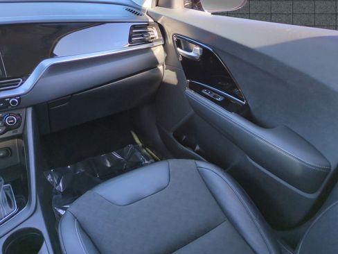 Certified 2022 Kia Niro EX image 17