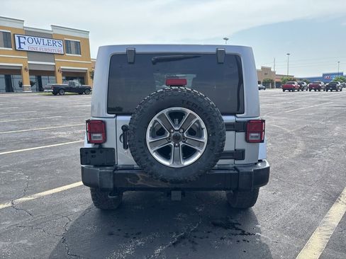 Used 2018 Jeep Wrangler Unlimited Sahara AWD/4WD image 6