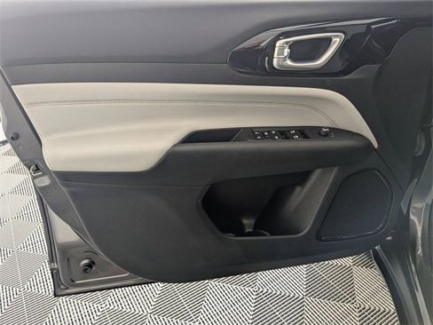 Used 2023 Jeep Compass Limited image 10