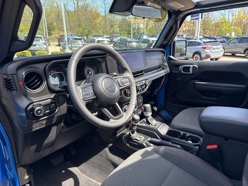 Used 2025 Jeep Wrangler Unlimited Rubicon AWD/4WD image 40