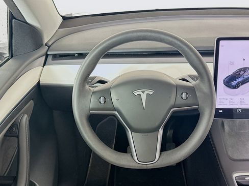 Used 2024 Tesla Model Y Long Range image 17