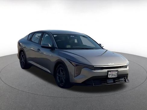 Used 2025 Kia K4 LXS image 3