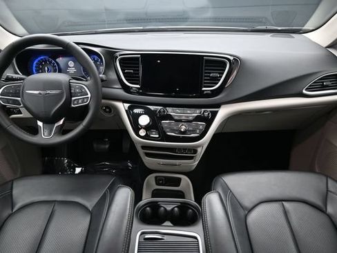 Used 2024 Chrysler Pacifica Touring-L FWD image 19