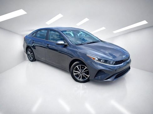 Used 2022 Kia Forte LXS w/ LXS Technology Package FWD image 2