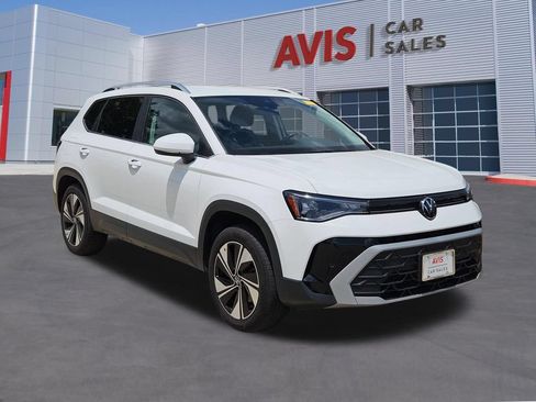 Used 2025 Volkswagen Taos SE AWD/4WD image 9