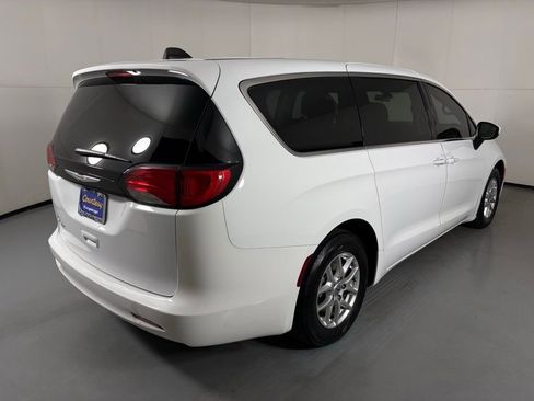 Used 2022 Chrysler Voyager LX FWD image 8