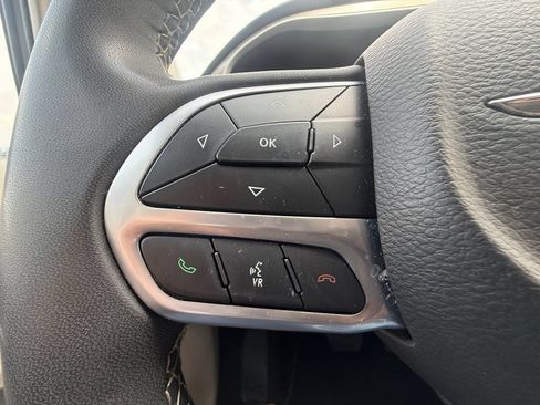 Used 2022 Chrysler Pacifica Touring-L FWD image 16