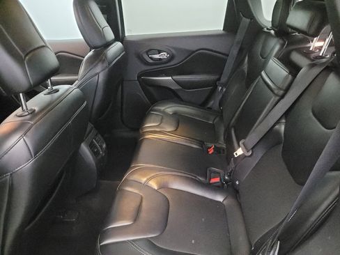 Used 2019 Jeep Cherokee Latitude Plus w/ Comfort/Convenience Group AWD/4WD image 18