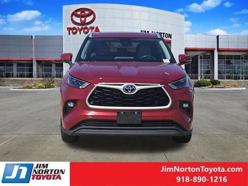 Used 2023 Toyota Highlander XLE FWD image 2