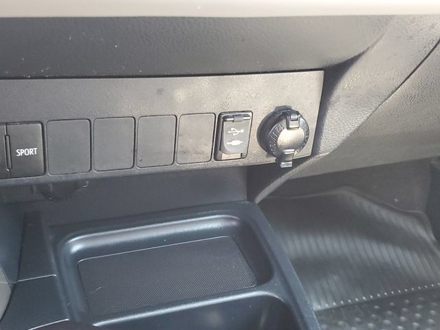 Used 2018 Toyota RAV4 XLE AWD/4WD image 18