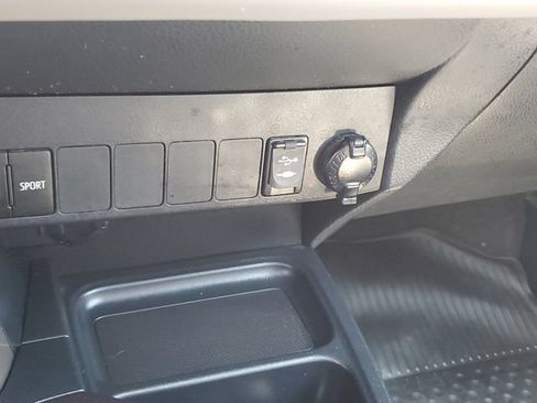 Used 2018 Toyota RAV4 XLE AWD/4WD image 18