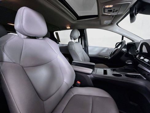 Certified 2025 Toyota Sienna XLE FWD image 42