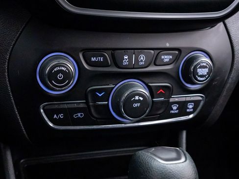 Used 2019 Jeep Cherokee Latitude w/ Cold Weather Group AWD/4WD image 21