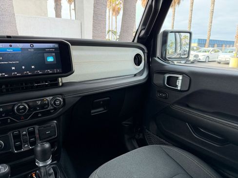 Used 2025 Jeep Wrangler Sahara image 34