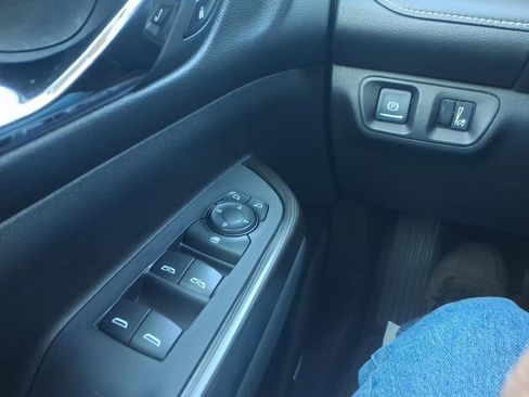 Used 2022 GMC Acadia SLT w/ Elevation Edition image 17