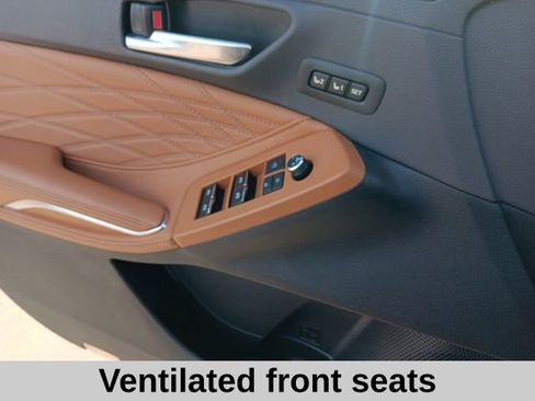 Used 2020 Toyota Avalon Limited image 15