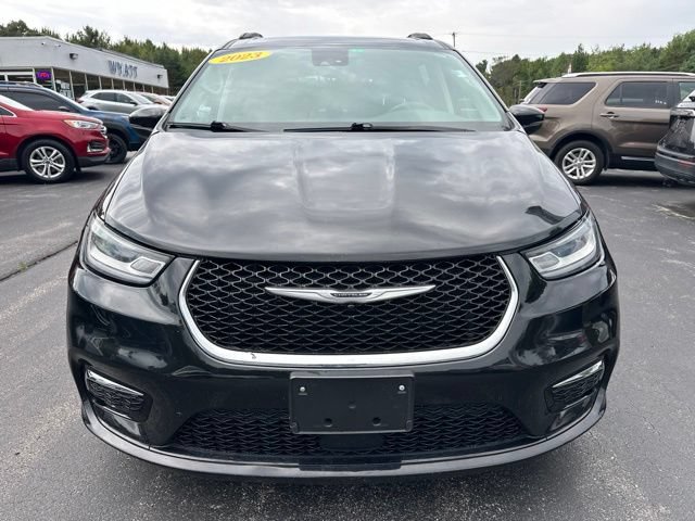 Used 2023 Chrysler Pacifica Touring-L FWD image 2