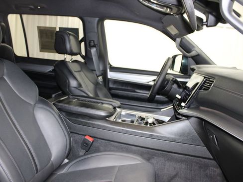 Used 2025 Jeep Wagoneer L Series II w/ 8-pass Seating Package image 33