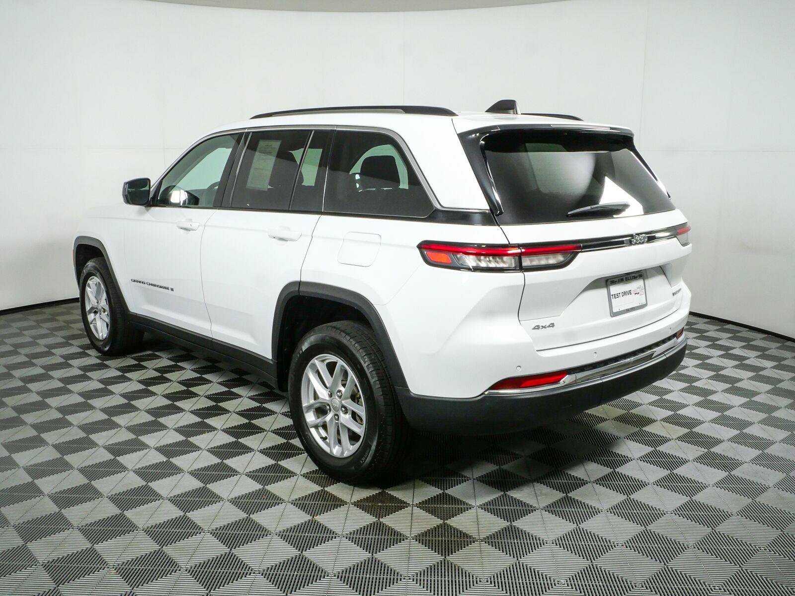 Used 2023 Jeep Grand Cherokee Laredo X AWD/4WD image 30