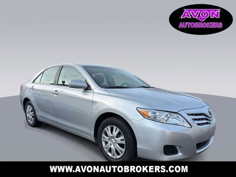Used 2010 Toyota Camry LE image 1